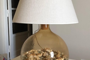 Lampada da tavolo con conchiglie